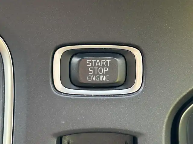 ボルボ Ｖ４０ T3 インスクリプション 福岡県 2019(平31)年 3.2万km パール 純正ナビ（AM/FM/BT/USB/iPod/ディスク）/ブラインドスポットモニター/Harman/Kardonプレミアムサウンド/アダプティブクルーズコントロール/前席パワーシート（運転席メモリ付）/前席シートヒーター/バックカメラ/前後ドライブレコーダー/ビルトインETC/本革巻ステアリング（パドルシフト付）/クリアランスソナー/USB入力端子/LEDヘッドライト/アイドリングストップ/レーンキープアシスト/フロアマット/純正17インチアルミホイール/スペアキー/取扱説明書/保証書