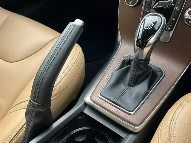 ボルボ Ｖ４０ T3 インスクリプション 福岡県 2019(平31)年 3.2万km パール 純正ナビ（AM/FM/BT/USB/iPod/ディスク）/ブラインドスポットモニター/Harman/Kardonプレミアムサウンド/アダプティブクルーズコントロール/前席パワーシート（運転席メモリ付）/前席シートヒーター/バックカメラ/前後ドライブレコーダー/ビルトインETC/本革巻ステアリング（パドルシフト付）/クリアランスソナー/USB入力端子/LEDヘッドライト/アイドリングストップ/レーンキープアシスト/フロアマット/純正17インチアルミホイール/スペアキー/取扱説明書/保証書