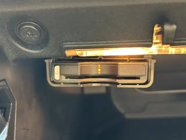 ボルボ Ｖ４０ T3 インスクリプション 福岡県 2019(平31)年 3.2万km パール 純正ナビ（AM/FM/BT/USB/iPod/ディスク）/ブラインドスポットモニター/Harman/Kardonプレミアムサウンド/アダプティブクルーズコントロール/前席パワーシート（運転席メモリ付）/前席シートヒーター/バックカメラ/前後ドライブレコーダー/ビルトインETC/本革巻ステアリング（パドルシフト付）/クリアランスソナー/USB入力端子/LEDヘッドライト/アイドリングストップ/レーンキープアシスト/フロアマット/純正17インチアルミホイール/スペアキー/取扱説明書/保証書