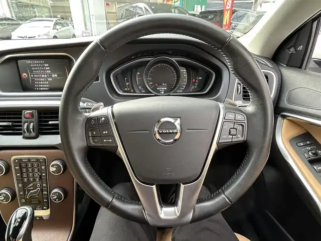 ボルボ Ｖ４０ T3 インスクリプション 福岡県 2019(平31)年 3.2万km パール 純正ナビ（AM/FM/BT/USB/iPod/ディスク）/ブラインドスポットモニター/Harman/Kardonプレミアムサウンド/アダプティブクルーズコントロール/前席パワーシート（運転席メモリ付）/前席シートヒーター/バックカメラ/前後ドライブレコーダー/ビルトインETC/本革巻ステアリング（パドルシフト付）/クリアランスソナー/USB入力端子/LEDヘッドライト/アイドリングストップ/レーンキープアシスト/フロアマット/純正17インチアルミホイール/スペアキー/取扱説明書/保証書