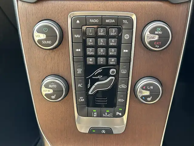 ボルボ Ｖ４０ T3 インスクリプション 福岡県 2019(平31)年 3.2万km パール 純正ナビ（AM/FM/BT/USB/iPod/ディスク）/ブラインドスポットモニター/Harman/Kardonプレミアムサウンド/アダプティブクルーズコントロール/前席パワーシート（運転席メモリ付）/前席シートヒーター/バックカメラ/前後ドライブレコーダー/ビルトインETC/本革巻ステアリング（パドルシフト付）/クリアランスソナー/USB入力端子/LEDヘッドライト/アイドリングストップ/レーンキープアシスト/フロアマット/純正17インチアルミホイール/スペアキー/取扱説明書/保証書