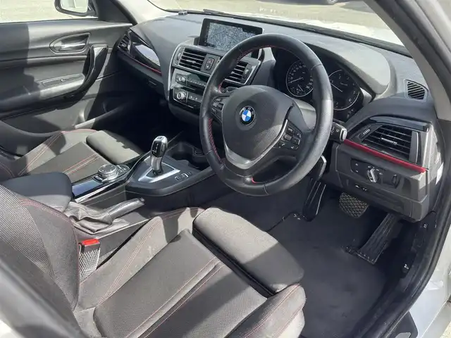 ＢＭＷ １１８ｄ スポーツ 福岡県 2016(平28)年 6万km 白 衝突被害軽減システム/LEDオートライト・オートハイビーム/横滑り防止装置/レーンアシスト/クルーズコントロール/パーキングアシスト/純正16インチアルミホイール/純正フロアマット/純正ナビ/オットマン/電動リアゲート/Bluetooth接続/CD・CDチェンジャー/ETC/スマートキー/ターボエンジン