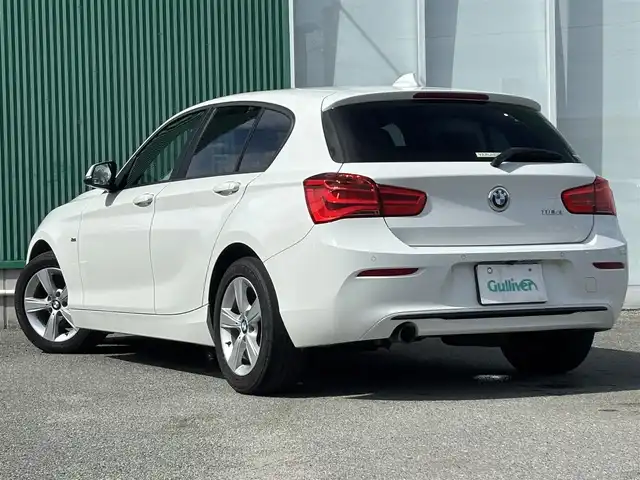 ＢＭＷ １１８ｄ スポーツ 福岡県 2016(平28)年 6万km 白 衝突被害軽減システム/LEDオートライト・オートハイビーム/横滑り防止装置/レーンアシスト/クルーズコントロール/パーキングアシスト/純正16インチアルミホイール/純正フロアマット/純正ナビ/オットマン/電動リアゲート/Bluetooth接続/CD・CDチェンジャー/ETC/スマートキー/ターボエンジン