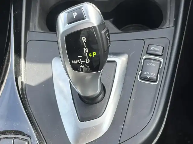 ＢＭＷ １１８ｄ スポーツ 福岡県 2016(平28)年 6万km 白 衝突被害軽減システム/LEDオートライト・オートハイビーム/横滑り防止装置/レーンアシスト/クルーズコントロール/パーキングアシスト/純正16インチアルミホイール/純正フロアマット/純正ナビ/オットマン/電動リアゲート/Bluetooth接続/CD・CDチェンジャー/ETC/スマートキー/ターボエンジン