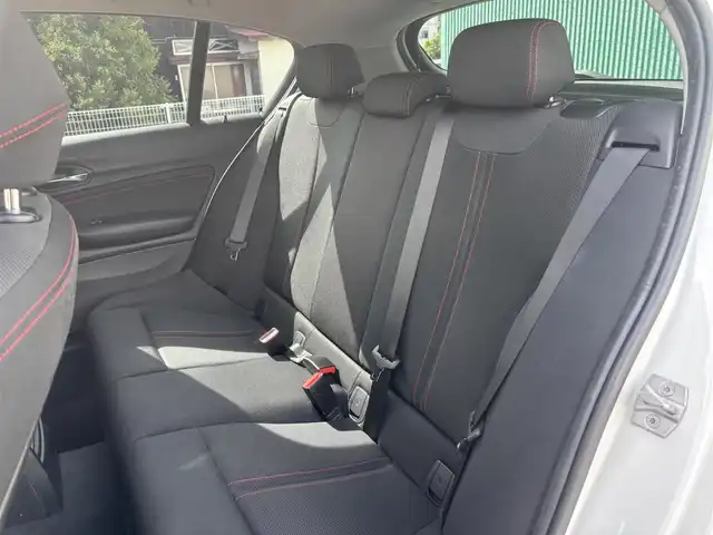ＢＭＷ １１８ｄ スポーツ 福岡県 2016(平28)年 6万km 白 衝突被害軽減システム/LEDオートライト・オートハイビーム/横滑り防止装置/レーンアシスト/クルーズコントロール/パーキングアシスト/純正16インチアルミホイール/純正フロアマット/純正ナビ/オットマン/電動リアゲート/Bluetooth接続/CD・CDチェンジャー/ETC/スマートキー/ターボエンジン