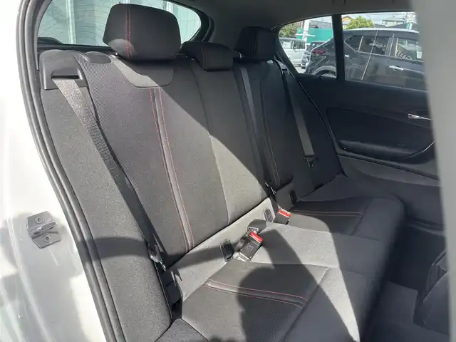ＢＭＷ １１８ｄ スポーツ 福岡県 2016(平28)年 6万km 白 衝突被害軽減システム/LEDオートライト・オートハイビーム/横滑り防止装置/レーンアシスト/クルーズコントロール/パーキングアシスト/純正16インチアルミホイール/純正フロアマット/純正ナビ/オットマン/電動リアゲート/Bluetooth接続/CD・CDチェンジャー/ETC/スマートキー/ターボエンジン
