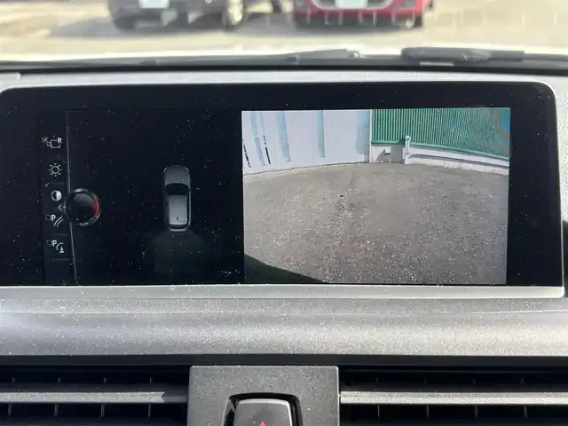 ＢＭＷ １１８ｄ スポーツ 福岡県 2016(平28)年 6万km 白 衝突被害軽減システム/LEDオートライト・オートハイビーム/横滑り防止装置/レーンアシスト/クルーズコントロール/パーキングアシスト/純正16インチアルミホイール/純正フロアマット/純正ナビ/オットマン/電動リアゲート/Bluetooth接続/CD・CDチェンジャー/ETC/スマートキー/ターボエンジン