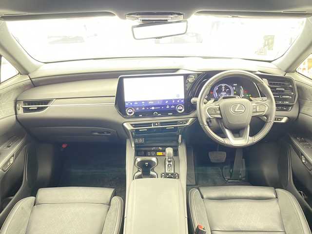 レクサス ＲＸ 450h+ バージョンL 兵庫県 2023(令5)年 3.8万km ソニッククォーツ ・純正ナビ/TV/BT/USB/Miracast/・パノラミックビューモニター/・パノラミックルーフ/・革シート/・シートヒーター/・シートベンチレーション/・ステアリングヒーター/・nanoeX/・ビルトインETC2.0/・ワイヤレス充電/・デジタルインナーミラー/・パドルシフト/・HUD/・レクサスセーフティ/・アドバンストパーク/・プリクラッシュセーフティ/・Advanced　Drive/・ロードサインアシスト/・フロントクロストラフィックアラート/・ブラインドスポットモニター/・レーダークルーズコントロール/・レーンディパーチャーアラート/・レーンチェンジアシスト/・プロアクティブドライビングアシスト/・リアクロストラフィックアラート/・パーキングサポートブレーキ/・安心降車アシスト/・リアカメラディティクション/・クリアランスソナー/・周辺車両接近時サポート/・オートマチックハイビーム/・３眼LEDヘッドライト/・リアフォグランプ/・パワーバックドア/・ドアミラーヒーター/・フロントワイパーデアイサー/・寒冷地仕様/・スマートキー