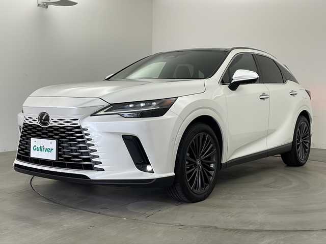 レクサス ＲＸ 450h+ バージョンL 兵庫県 2023(令5)年 3.8万km ソニッククォーツ ・純正ナビ/TV/BT/USB/Miracast/・パノラミックビューモニター/・パノラミックルーフ/・革シート/・シートヒーター/・シートベンチレーション/・ステアリングヒーター/・nanoeX/・ビルトインETC2.0/・ワイヤレス充電/・デジタルインナーミラー/・パドルシフト/・HUD/・レクサスセーフティ/・アドバンストパーク/・プリクラッシュセーフティ/・Advanced　Drive/・ロードサインアシスト/・フロントクロストラフィックアラート/・ブラインドスポットモニター/・レーダークルーズコントロール/・レーンディパーチャーアラート/・レーンチェンジアシスト/・プロアクティブドライビングアシスト/・リアクロストラフィックアラート/・パーキングサポートブレーキ/・安心降車アシスト/・リアカメラディティクション/・クリアランスソナー/・周辺車両接近時サポート/・オートマチックハイビーム/・３眼LEDヘッドライト/・リアフォグランプ/・パワーバックドア/・ドアミラーヒーター/・フロントワイパーデアイサー/・寒冷地仕様/・スマートキー