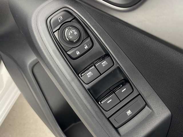 スバル インプレッサ ST 秋田県 2023(令5)年 0.2万km クリスタルホワイトP ４WD/純正ナビ【AM/FM/CD/DVD/BT/ipod/フルセグTV /ETC2.0 /バックカメラ　/USBポート/横滑り防止装置　/レーンキープアシスト　/オートライト　/衝突被害軽減システム　/LEDヘッドライト　/純正AW /純正フロアマット　/クルーズコントロール/保証書/取扱説明書/アイドリングストップ/オートエアコン /スペアキー有り/ウィンカーミラー /ドアバイザー/ライトレベライザー /ステアリングスィッチ