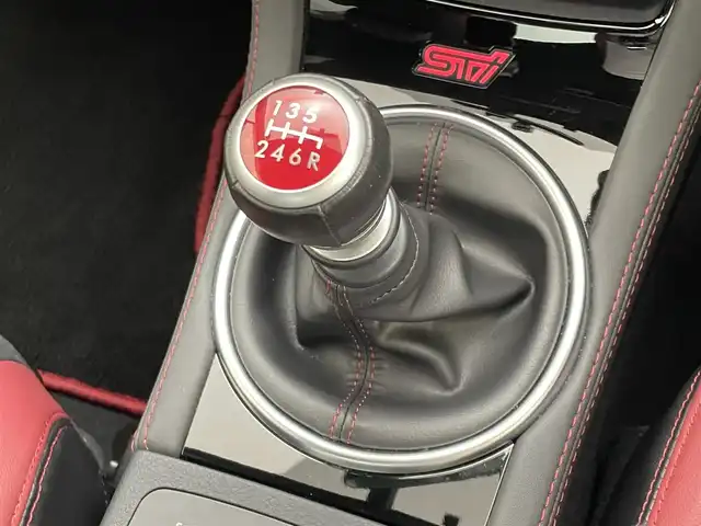 スバル ＷＲＸ ＳＴＩ STI 埼玉県 2017(平29)年 1.5万km クリスタルブラックシリカ 純正ダイアトーンナビ　バックカメラ　ビルトインＥＴＣ２．０　黒ハーフレザーシート　ＳＴＩ黄色キャリパー　リアスポイラー　純正アルミホイール　オートライト　スマートキー　ＬＥＤライト　地デジフルセグ