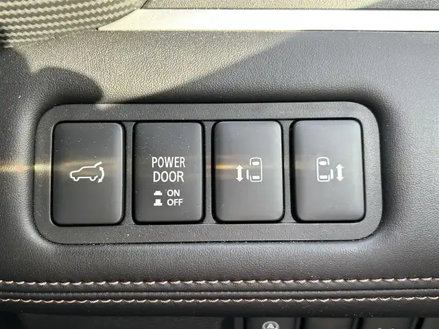 三菱 デリカＤ：５ ジャスパー 滋賀県 2023(令5)年 1.6万km ホワイトダイヤモントド/グラファイトグレーメタリック 純正10.1インチナビ/(Bluetooth/フルセグ/CD/DVD)/E-Assist/・衝突軽減ブレーキ/・レーダークルーズコントロール/・レーンキープアシスト/・マルチアラウンドモニター/・ブラインドスポットモニター/・Autoハイビーム/LEDオートライト/フォグ/両側電動スライドドア/電動リアゲート/電動パーキング/ブレーキホールド/ハーフレザーシート/前席シートヒーター/D席パワーシート/ステアリングヒーター/パドルシフト/ETC/USB