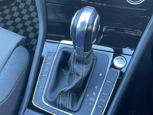 フォルクスワーゲン ゴルフ ヴァリアント Rライン BMテクノ 茨城県 2015(平27)年 7.8万km パール 純正ナビ　/衝突軽減ブレーキ　/バックカメラ　/コーナーセンサー　/ＬＥＤヘッドライト　/レーダークルーズコントロール　/電動パーキングブレーキ　/オートブレーキホールド　/ドライブレコーダー　/純正１８インチアルミホイール/純正オーディオ/電装格納ミラー/アイドリングストップ/ワンオーナ/ETC/プッシュスタート