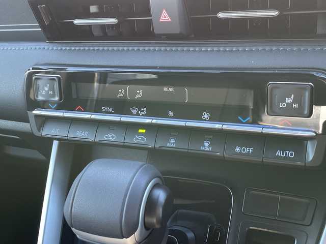 トヨタ ヴォクシー S－Z 大阪府 2024(令6)年 1.8万km アティチュードブラックマイカ トヨタ・セーフティ・センス/・アダプティクブクルーズコントロール/・プリクラッシュセーフティー/・レーントレーシングアシスト/・クリアランスソナー/・レーンディパーチャーアラート/・パーキングサポートブレーキー/・オートマチックハイビーム/・ブラインドスポットモニター/・ロードサインアシスト/純正ナビ/・Bluetooth/USB/Miracast/主要装備/・バックカメラ/・両側パワースライドドア/・オートホールド/・ヘッドライトレベライザー/・ハーフレザーシート/・シートヒーター/・ウォークスルー/・LEDヘッドライト/・ドライブレコーダー/・ETC2.0