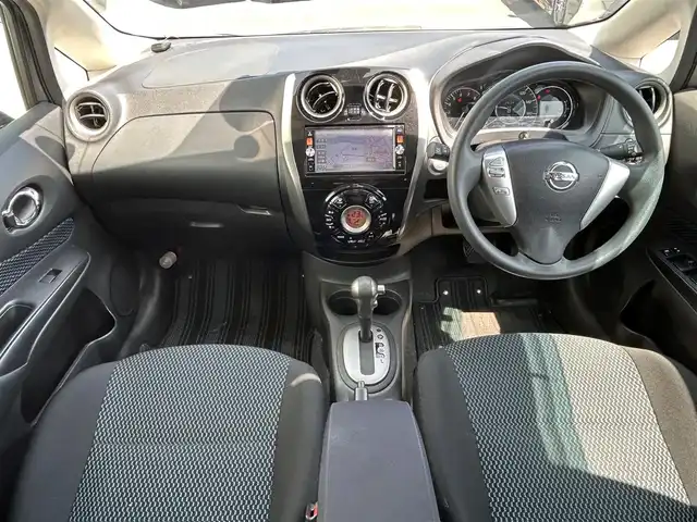 日産 ノート X DIG－S Vセレ +セーフ 福岡県 2015(平27)年 5.7万km ダークメタルグレー ・純正ナビ/（TV/CD/DVD/Bluetooth/AM/FM/SD/iPod/HDMI/AUX）/・全方位カメラ/・バックカメラ/・ETC/・ドライブレコーダー/・クルーズコントロール/・横滑り防止装置/・レーンキープアシスト/・衝突被害軽減システム/・フォグランプ/・LEDヘッドライト/・エンジンスタートボタン/・電動格納ミラー/・純正ドアバイザー/・純正アルミ/・スマートキー