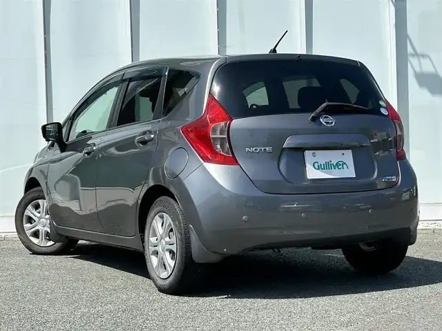 日産 ノート X DIG－S Vセレ +セーフ 福岡県 2015(平27)年 5.7万km ダークメタルグレー ・純正ナビ/（TV/CD/DVD/Bluetooth/AM/FM/SD/iPod/HDMI/AUX）/・全方位カメラ/・バックカメラ/・ETC/・ドライブレコーダー/・クルーズコントロール/・横滑り防止装置/・レーンキープアシスト/・衝突被害軽減システム/・フォグランプ/・LEDヘッドライト/・エンジンスタートボタン/・電動格納ミラー/・純正ドアバイザー/・純正アルミ/・スマートキー