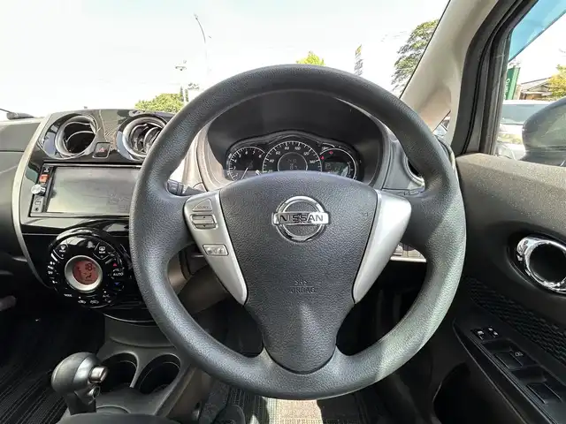 日産 ノート X DIG－S Vセレ +セーフ 福岡県 2015(平27)年 5.7万km ダークメタルグレー ・純正ナビ/（TV/CD/DVD/Bluetooth/AM/FM/SD/iPod/HDMI/AUX）/・全方位カメラ/・バックカメラ/・ETC/・ドライブレコーダー/・クルーズコントロール/・横滑り防止装置/・レーンキープアシスト/・衝突被害軽減システム/・フォグランプ/・LEDヘッドライト/・エンジンスタートボタン/・電動格納ミラー/・純正ドアバイザー/・純正アルミ/・スマートキー