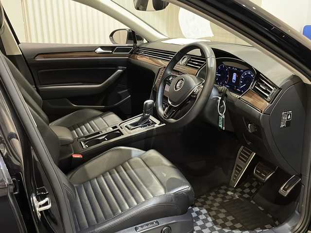 フォルクスワーゲン パサート ヴァリアント TDI ハイライン 新潟県 2018(平30)年 3.8万km ディープブラックパールエフェクト メーカーオプション/テクノロジーパッケージ/-ダイナミックライトアシスト/-アラウンドビューカメラ/-パークアシスト/-アクティブインフォディスプレイ/-電子制御式ディファレンシャルロック”XDS”/セールスポイント/バーチャルコックピット/クルーズコントロール/D席/N席パワーシート/D席/N席シートヒーター/電動リアゲート
