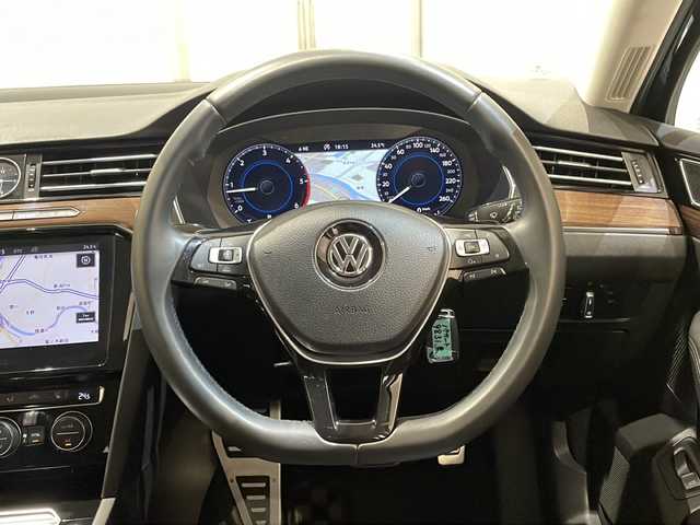 フォルクスワーゲン パサート ヴァリアント TDI ハイライン 新潟県 2018(平30)年 3.8万km ディープブラックパールエフェクト メーカーオプション/テクノロジーパッケージ/-ダイナミックライトアシスト/-アラウンドビューカメラ/-パークアシスト/-アクティブインフォディスプレイ/-電子制御式ディファレンシャルロック”XDS”/セールスポイント/バーチャルコックピット/クルーズコントロール/D席/N席パワーシート/D席/N席シートヒーター/電動リアゲート