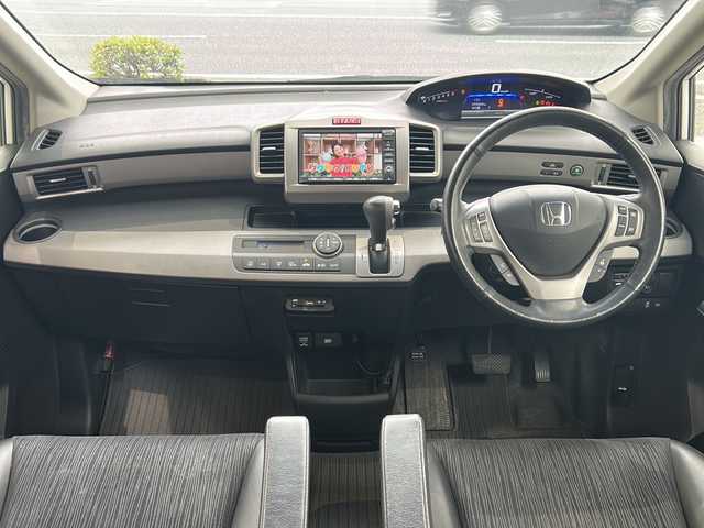 ホンダ フリード ハイブリット ジャストセレクション 高知県 2013(平25)年 9.4万km ホワイトオーキッドパール 純正ナビ/・フルセグTV/・CD/DVD/・バックカメラ/ETC/前後ドラレコ/クルコン/両側パワースライドドア/７人乗り/オートライト/純正フロアマット/リモコンキー/ハーフレザーシート