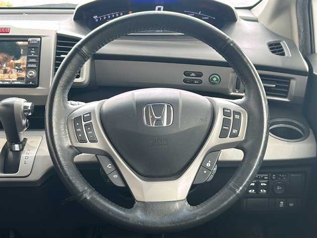 ホンダ フリード ハイブリット ジャストセレクション 高知県 2013(平25)年 9.4万km ホワイトオーキッドパール 純正ナビ/・フルセグTV/・CD/DVD/・バックカメラ/ETC/前後ドラレコ/クルコン/両側パワースライドドア/７人乗り/オートライト/純正フロアマット/リモコンキー/ハーフレザーシート