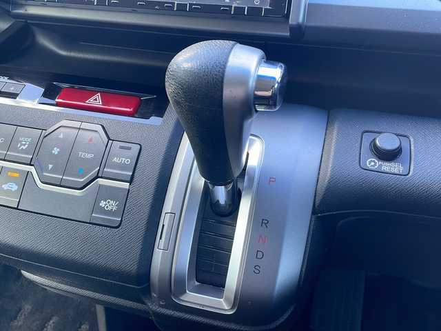 ホンダ ステップワゴン スパーダ Z 三重県 2013(平25)年 14.2万km ホワイトオーキッドパール 純正9インチナビ/バックカメラ/両側パワースライドドア/スペアキー/アイドリングストップ/ECON/横滑り防止装置/革巻きステアリング/パドルシフト/オートライト/フォグランプ/MTモード付AT/純正フロアマット/純正AW/ドアバイザー/電動格納ウィンカーミラー/フルセグTV/CD.DVD再生/禁煙車