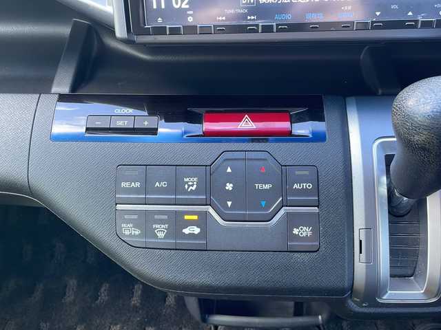 ホンダ ステップワゴン スパーダ Z 三重県 2013(平25)年 14.2万km ホワイトオーキッドパール 純正9インチナビ/バックカメラ/両側パワースライドドア/スペアキー/アイドリングストップ/ECON/横滑り防止装置/革巻きステアリング/パドルシフト/オートライト/フォグランプ/MTモード付AT/純正フロアマット/純正AW/ドアバイザー/電動格納ウィンカーミラー/フルセグTV/CD.DVD再生/禁煙車