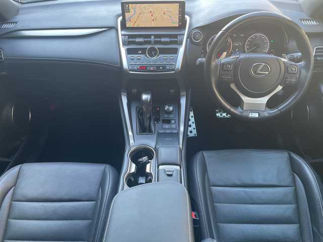 レクサス ＮＸ 300 Fスポーツ 高知県 2020(令2)年 3.4万km ホワイトノーヴァガラスフレーク メーカーナビ/【AM/FM/CD/DVD/SD/USB/BT/フルセグTV】/アラウンドビューモニター/3眼LEDヘッドライト/オートハイビーム/レクサスセーフティ・レーダークルーズコントロール/ブラインドスポットモニター/パワーバックドア/前席シートヒーター＆エアシート/前席パワーシート/ステアリングヒーター/パドルシフト/ステアリングスイッチ/電動格納ミラー/電動パーキングブレーキ/ホールド機能/前後ドラレコ