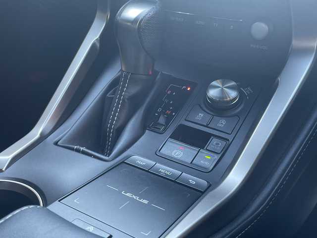 レクサス ＮＸ 300 Fスポーツ 高知県 2020(令2)年 3.4万km ホワイトノーヴァガラスフレーク メーカーナビ/【AM/FM/CD/DVD/SD/USB/BT/フルセグTV】/アラウンドビューモニター/3眼LEDヘッドライト/オートハイビーム/レクサスセーフティ・レーダークルーズコントロール/ブラインドスポットモニター/パワーバックドア/前席シートヒーター＆エアシート/前席パワーシート/ステアリングヒーター/パドルシフト/ステアリングスイッチ/電動格納ミラー/電動パーキングブレーキ/ホールド機能/前後ドラレコ