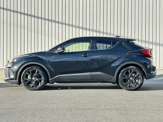 トヨタ Ｃ－ＨＲ G モード ネロセーフティプラスⅡ 群馬県 2022(令4)年 0.5万km ブラックマイカ ワンオーナー/純正8インチディスプレイオーディオ/（ナビ/Bluetooth/USB/Miracast）/パノラミックビューモニター/セーフティセンス/・プリクラッシュセーフティシステム/・レーントレーシングアシスト/・オートマチックハイビーム/・レーダークルーズコントロール/・ロードサインアシスト/ドライブスタートコントロール/ブラインドスポットモニター/パーキングサポートブレーキ/前後ドライブレコーダー/ハーフレザーシート/シートヒーター/ETC2.0/LEDヘッドライト/純正フロアマット/保証書/スペアキー