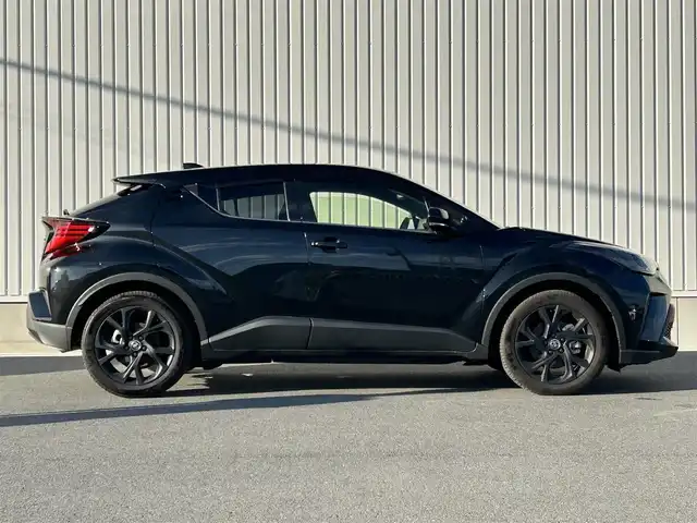 トヨタ Ｃ－ＨＲ G モード ネロセーフティプラスⅡ 群馬県 2022(令4)年 0.5万km ブラックマイカ ワンオーナー/純正8インチディスプレイオーディオ/（ナビ/Bluetooth/USB/Miracast）/パノラミックビューモニター/セーフティセンス/・プリクラッシュセーフティシステム/・レーントレーシングアシスト/・オートマチックハイビーム/・レーダークルーズコントロール/・ロードサインアシスト/ドライブスタートコントロール/ブラインドスポットモニター/パーキングサポートブレーキ/前後ドライブレコーダー/ハーフレザーシート/シートヒーター/ETC2.0/LEDヘッドライト/純正フロアマット/保証書/スペアキー