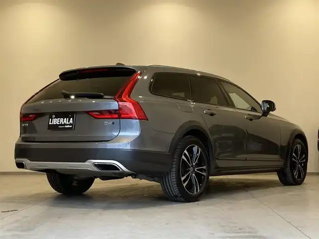 ボルボ Ｖ９０ クロスカントリー D4 AWD サマム 熊本県 2018(平30)年 8万km ガンＭ ・スマートキー/・プッシュスタート/・City Safety/・レーンキープエイド/・ロードサインインフォメーション/・ドライバーアラート/・ハイビームアシスト/・クロストラフィクアラート/・パーキングアシスト/・ブラインドスポットモニター/・クルーズコントロール(追従式)/・茶革シート/・前席パワーシート/・前席エアシート /・全席シートヒーター /・ハンドルヒーター/・純正メモリナビ/　【CD・Bluetooth・USB】/・harman/kardonサウンドシステム/・スマホ連携/　【AppleCarPlay・AndroidAuto】/・フルセグTV/・全方位カメラ/・ETC/・ドライブレコーダー(前後録画)/・GPSレーダー(AR-47LA)/・パワーバックドア/・LEDヘッドランプ/・純正マット/・保証書/取説