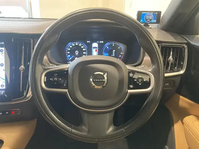 ボルボ Ｖ９０ クロスカントリー D4 AWD サマム 熊本県 2018(平30)年 8万km ガンＭ ・スマートキー/・プッシュスタート/・City Safety/・レーンキープエイド/・ロードサインインフォメーション/・ドライバーアラート/・ハイビームアシスト/・クロストラフィクアラート/・パーキングアシスト/・ブラインドスポットモニター/・クルーズコントロール(追従式)/・茶革シート/・前席パワーシート/・前席エアシート /・全席シートヒーター /・ハンドルヒーター/・純正メモリナビ/　【CD・Bluetooth・USB】/・harman/kardonサウンドシステム/・スマホ連携/　【AppleCarPlay・AndroidAuto】/・フルセグTV/・全方位カメラ/・ETC/・ドライブレコーダー(前後録画)/・GPSレーダー(AR-47LA)/・パワーバックドア/・LEDヘッドランプ/・純正マット/・保証書/取説