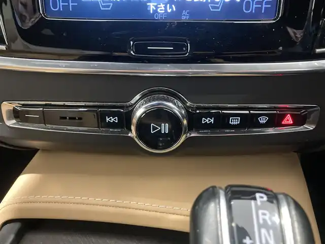 ボルボ Ｖ９０ クロスカントリー D4 AWD サマム 熊本県 2018(平30)年 8万km ガンＭ ・スマートキー/・プッシュスタート/・City Safety/・レーンキープエイド/・ロードサインインフォメーション/・ドライバーアラート/・ハイビームアシスト/・クロストラフィクアラート/・パーキングアシスト/・ブラインドスポットモニター/・クルーズコントロール(追従式)/・茶革シート/・前席パワーシート/・前席エアシート /・全席シートヒーター /・ハンドルヒーター/・純正メモリナビ/　【CD・Bluetooth・USB】/・harman/kardonサウンドシステム/・スマホ連携/　【AppleCarPlay・AndroidAuto】/・フルセグTV/・全方位カメラ/・ETC/・ドライブレコーダー(前後録画)/・GPSレーダー(AR-47LA)/・パワーバックドア/・LEDヘッドランプ/・純正マット/・保証書/取説