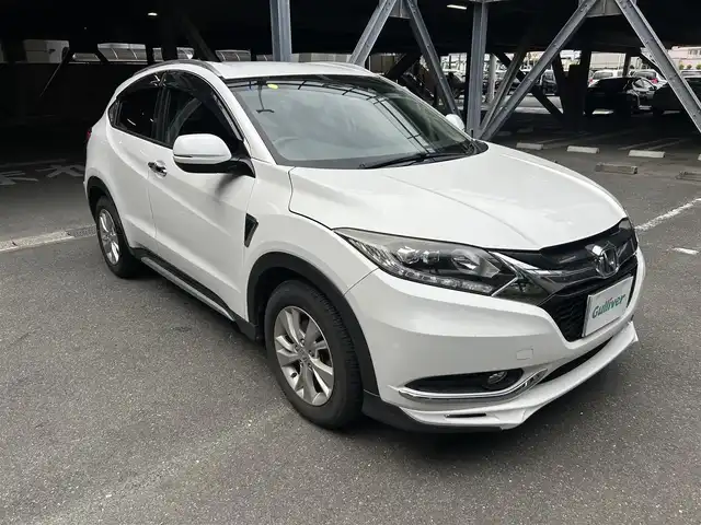ホンダ ヴェゼル X 静岡県 2014(平26)年 14.2万km ホワイトオーキッドパール 純正ナビ、革巻きハンドル、LEDヘッドライト、純正フロアマット、純正アルミ、Bluetooth、HDDナビ