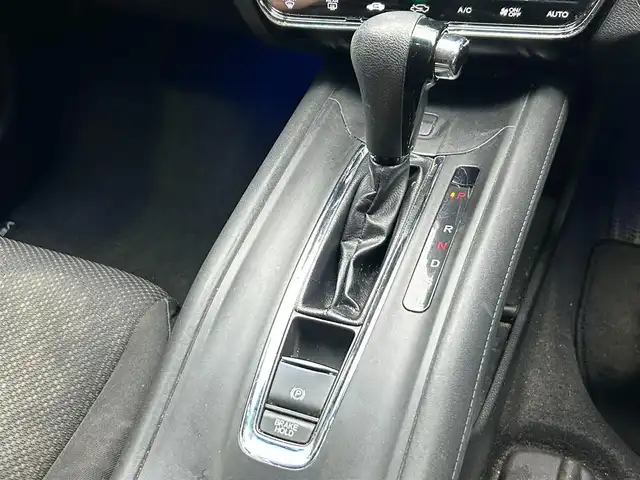 ホンダ ヴェゼル X 静岡県 2014(平26)年 14.2万km ホワイトオーキッドパール 純正ナビ、革巻きハンドル、LEDヘッドライト、純正フロアマット、純正アルミ、Bluetooth、HDDナビ
