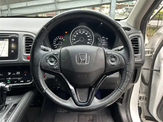 ホンダ ヴェゼル X 静岡県 2014(平26)年 14.2万km ホワイトオーキッドパール 純正ナビ、革巻きハンドル、LEDヘッドライト、純正フロアマット、純正アルミ、Bluetooth、HDDナビ