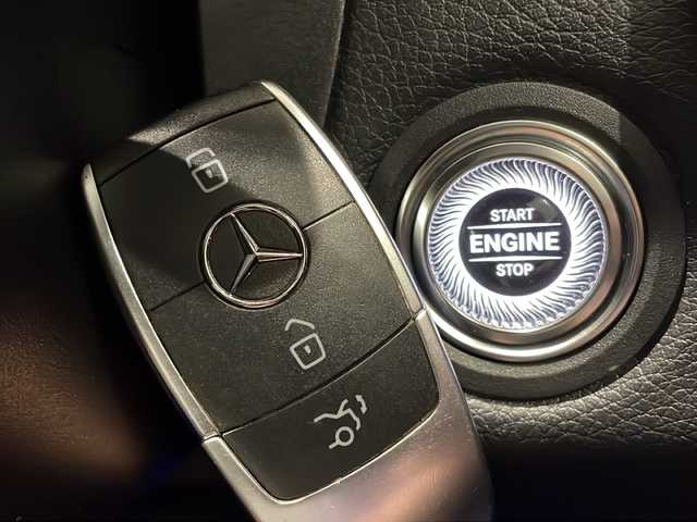 メルセデス・ベンツ Ｃ２００ 4マチック SW AVG AMGライン 新潟県 2019(平31)年 3万km ポーラホワイト アンビエントライト64色/レーダーセーフティパッケージ/・アクティブレーンキープアシスト/・アクティブブラインドスポットアシスト/・ステアリングパイロット/主要装備/AppleCarPlay/AndroidAuto/純正HDDナビ/・CD/DVD/・Bluetooth/・USB/・フルセグTV)/本革シート/シートヒーター/パワーバックドア/クルーズコントロール＆可変スピードリミッター/パーキングアシスト/バックカメラ/ETC