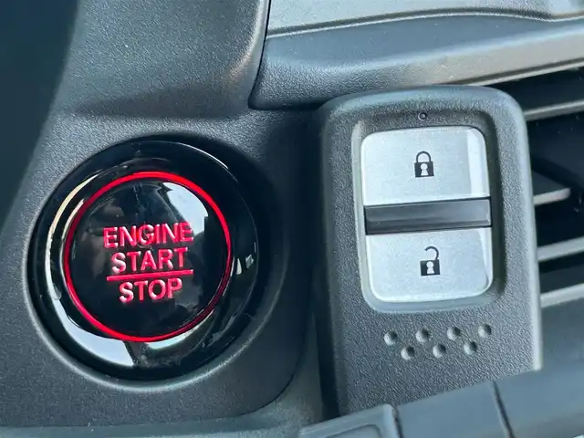 ホンダ ＷＲ－Ｖ Z 静岡県 2025(令7)年 0.1千km クリスタルブラックパール 登録時走行距離22km/Honda SENSING/Honda CONNECT for Gathers＋ナビ装着用スペシャルパッケージ/LEDフォグライト/本革巻ステアリングホイール＋セレクトレバー/アームレスト付センターコンソールボックス/リアセンターアームレスト(ドリンクホルダー付)/パーセルカバー/コンビシート(プライムスムースＸファブリック)/17インチアルミホイール(ベルリナブラック＋切削)/フルLEDヘッドライト〈デイタイムランニングランプ付〉（マニュアルレベリング/オートライトコントロール機構付）/パドルシフト/サイドカーテンエアバッグ