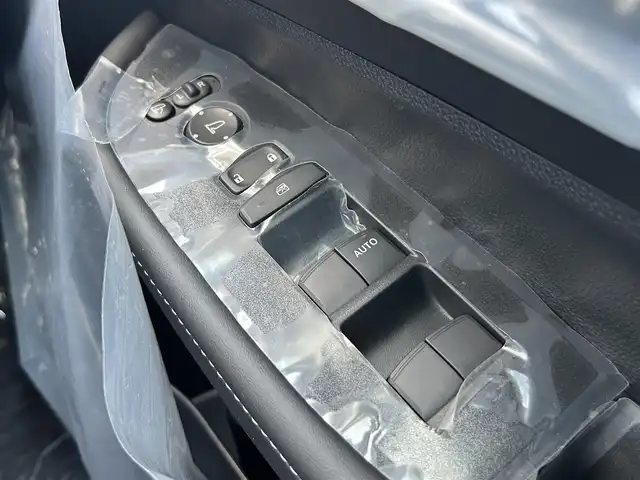 ホンダ ＷＲ－Ｖ Z 静岡県 2025(令7)年 0.1千km クリスタルブラックパール 登録時走行距離22km/Honda SENSING/Honda CONNECT for Gathers＋ナビ装着用スペシャルパッケージ/LEDフォグライト/本革巻ステアリングホイール＋セレクトレバー/アームレスト付センターコンソールボックス/リアセンターアームレスト(ドリンクホルダー付)/パーセルカバー/コンビシート(プライムスムースＸファブリック)/17インチアルミホイール(ベルリナブラック＋切削)/フルLEDヘッドライト〈デイタイムランニングランプ付〉（マニュアルレベリング/オートライトコントロール機構付）/パドルシフト/サイドカーテンエアバッグ