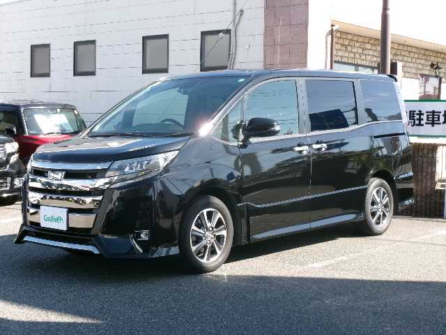 トヨタ ノア Si ダブルバイビーⅡ 長崎県 2019(令1)年 8.6万km ブラック 【 Toyota Safety Sense 】/・プリクラッシュセーフティ/・レーンディパーチャーアラート/・オートマチックハービーム/・先行車発進告知機能/ワンオーナー/純正10インチSDナビ/・フルセグテレビ/・バックカメラ/・Bluetooth/・USB/・DVD再生可能/純正12.1インチフリップダウン/ハーフレザーシート/両側パワースライドドア/クルーズコントロール/クリアランスソナー/オートライト/LEDヘッドライト/オートリトラミラー/シートバックテーブル/リアサンシェード/ビルトインETC/スマートキー2個/純正フロアマット/純正16AW/純正フロアマット