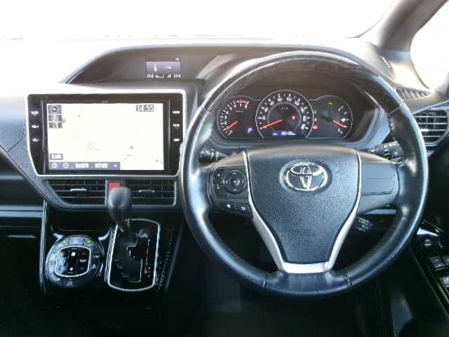 トヨタ ノア Si ダブルバイビーⅡ 長崎県 2019(令1)年 8.6万km ブラック 【 Toyota Safety Sense 】/・プリクラッシュセーフティ/・レーンディパーチャーアラート/・オートマチックハービーム/・先行車発進告知機能/ワンオーナー/純正10インチSDナビ/・フルセグテレビ/・バックカメラ/・Bluetooth/・USB/・DVD再生可能/純正12.1インチフリップダウン/ハーフレザーシート/両側パワースライドドア/クルーズコントロール/クリアランスソナー/オートライト/LEDヘッドライト/オートリトラミラー/シートバックテーブル/リアサンシェード/ビルトインETC/スマートキー2個/純正フロアマット/純正16AW/純正フロアマット