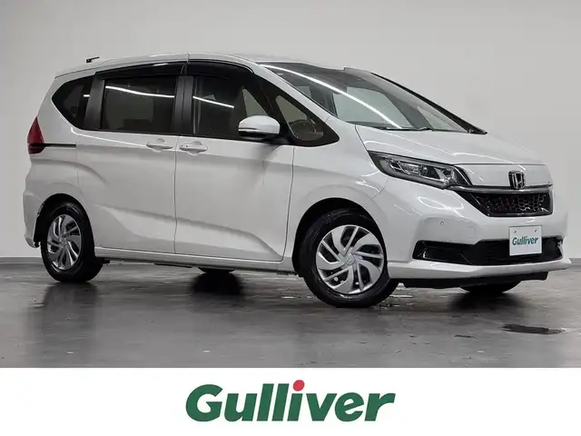 ホンダ フリード＋ G ホンダセンシング 三重県 2020(令2)年 1.4万km プラチナホワイトパール ガソリン/FF/インパネCVT/純正 7インチナビ VXM-204VFi/（CD/DVD/FM/AM/TV/iPod/SD/MusicRack/USB/Bluetooth/AUX）/バックカメラ/両側パワースライドドア/ドライブレコーダー 前後/ビルトイン ETC/Honda SENSING/・衝突軽減ブレーキ［CMBS］/・車線維持支援システム［LKAS］/・アダプティブクルーズコントロール［ACC］/・路外逸脱抑制機能/・標識認識機能/・先行車発進お知らせ機能/・VSA（ABS＋TRC、横すべり抑制）/・【DOP】パーキングセンサーシステム/など/装備/・シートヒーター（D/N）/・オートエアコン/・オートライト/・LEDヘッドランプ/・ステアリングスイッチ/・インフォメーションディスプレイ/・ECONスイッチ/・電動格納ドアミラー/・プッシュスタート/・スマートキーx2/・保/取/ナビ取/・純正ホイールキャップ＋15インチスチールホイール/など