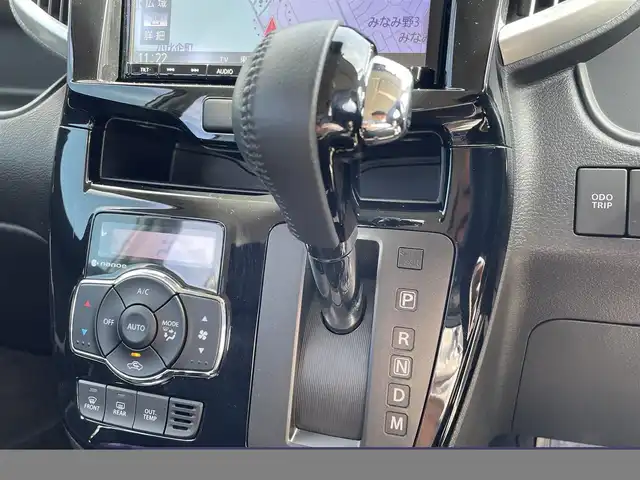 スズキ ソリオ バンディット HV MV 東京都 2020(令2)年 4.7万km ピュアホワイトP スズキセーフティサポート/・デュアルカメラブレーキサポート/・車線逸脱警報機能/・先行車発進お知らせ機能/・標識認知機能/・誤発進抑制機能/・アダプティブクルーズコントロール/・コーナーセンサー/プッシュスタート/アイドリングストップ/パドルシフト/社外ナビ/フルセグTV/ETC/ドライブレコーダー/両側パワースライドドア/運転席シートヒーター/パーソナルテーブル/後席ロールサンシェード/LEDヘッドライト/オートライト/15インチ純正アルミホイール/スマートキー