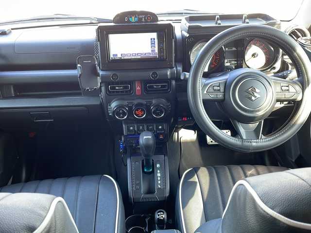 スズキ ジムニー シエラ JC 徳島県 2025(令7)年 0.2万km ミディアムグレー カスタムフィットスピーカースピーカー【KFC-RS165】/ロッソモデロマフラー（純正品あり）/ショックアブソーバー（純正品あり）/ドアプロテクター/7インチナビ【KXM-E503W】/（Bluetooth/フルセグ/CD/DVD/USB/ipod）/黒革シートカバー/シートヒーター（D+N席）/ステアリングヒーター/クルーズコントロール/レーンキープアシスト/ダウンヒルアシストコントロール/デジタルインナーミラー/背面タイヤ（カバー付き）/LEDヘッドライト/LEDフォグランプ/ヘッドライトウォッシャー/オートマチックハイビーム/サイドミラーヒーター/ETC/前後ドライブレコーダー/純正AW/社外フロアマット/ドアバイザー/ドリンクホルダー（D+N席）/スマホスタンド/プッシュスタート/スマートキー/スペアキー/取扱説明書/保証書/記録簿