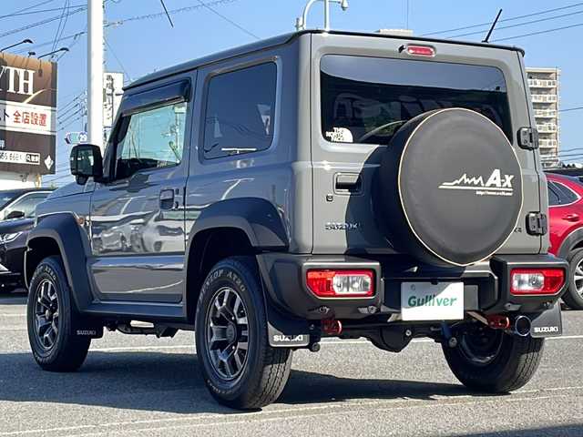 スズキ ジムニー シエラ JC 徳島県 2025(令7)年 0.2万km ミディアムグレー カスタムフィットスピーカースピーカー【KFC-RS165】/ロッソモデロマフラー（純正品あり）/ショックアブソーバー（純正品あり）/ドアプロテクター/7インチナビ【KXM-E503W】/（Bluetooth/フルセグ/CD/DVD/USB/ipod）/黒革シートカバー/シートヒーター（D+N席）/ステアリングヒーター/クルーズコントロール/レーンキープアシスト/ダウンヒルアシストコントロール/デジタルインナーミラー/背面タイヤ（カバー付き）/LEDヘッドライト/LEDフォグランプ/ヘッドライトウォッシャー/オートマチックハイビーム/サイドミラーヒーター/ETC/前後ドライブレコーダー/純正AW/社外フロアマット/ドアバイザー/ドリンクホルダー（D+N席）/スマホスタンド/プッシュスタート/スマートキー/スペアキー/取扱説明書/保証書/記録簿