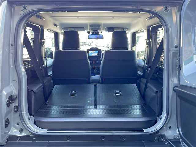 スズキ ジムニー シエラ JC 徳島県 2025(令7)年 0.2万km ミディアムグレー カスタムフィットスピーカースピーカー【KFC-RS165】/ロッソモデロマフラー（純正品あり）/ショックアブソーバー（純正品あり）/ドアプロテクター/7インチナビ【KXM-E503W】/（Bluetooth/フルセグ/CD/DVD/USB/ipod）/黒革シートカバー/シートヒーター（D+N席）/ステアリングヒーター/クルーズコントロール/レーンキープアシスト/ダウンヒルアシストコントロール/デジタルインナーミラー/背面タイヤ（カバー付き）/LEDヘッドライト/LEDフォグランプ/ヘッドライトウォッシャー/オートマチックハイビーム/サイドミラーヒーター/ETC/前後ドライブレコーダー/純正AW/社外フロアマット/ドアバイザー/ドリンクホルダー（D+N席）/スマホスタンド/プッシュスタート/スマートキー/スペアキー/取扱説明書/保証書/記録簿