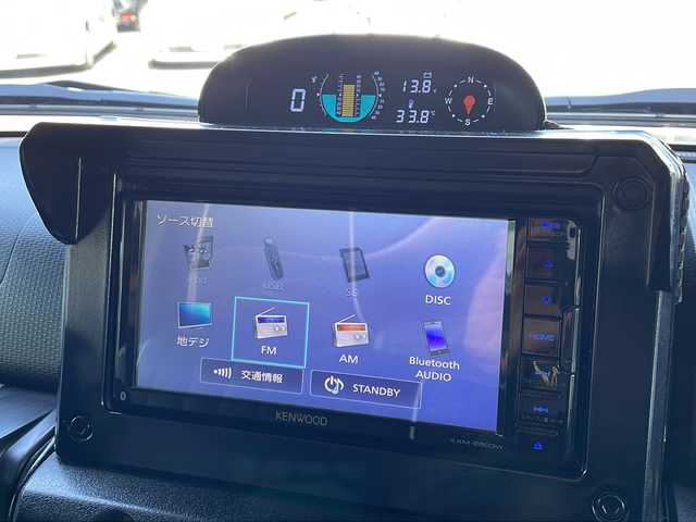 スズキ ジムニー シエラ JC 徳島県 2025(令7)年 0.2万km ミディアムグレー カスタムフィットスピーカースピーカー【KFC-RS165】/ロッソモデロマフラー（純正品あり）/ショックアブソーバー（純正品あり）/ドアプロテクター/7インチナビ【KXM-E503W】/（Bluetooth/フルセグ/CD/DVD/USB/ipod）/黒革シートカバー/シートヒーター（D+N席）/ステアリングヒーター/クルーズコントロール/レーンキープアシスト/ダウンヒルアシストコントロール/デジタルインナーミラー/背面タイヤ（カバー付き）/LEDヘッドライト/LEDフォグランプ/ヘッドライトウォッシャー/オートマチックハイビーム/サイドミラーヒーター/ETC/前後ドライブレコーダー/純正AW/社外フロアマット/ドアバイザー/ドリンクホルダー（D+N席）/スマホスタンド/プッシュスタート/スマートキー/スペアキー/取扱説明書/保証書/記録簿