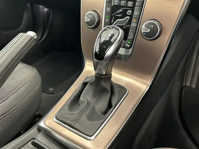 ボルボ Ｖ４０ クロスカントリー T5 AWD モメンタム 岡山県 2019(平31)年 5.2万km リッチジャバメタリック 純正ナビ（フルセグTV.BT.AM.FM.CD.DVD）/リアカメラ/純正アルミホイール18インチ/純正LEDヘッドライト/純正オーディオ/アクティブクルーズコントロール/MTモード付AT/パドルシフト/D席パワーシート/オートライト/オートベンディングライト/ETC/ドラレコ/アンビエントライト/フォグライト