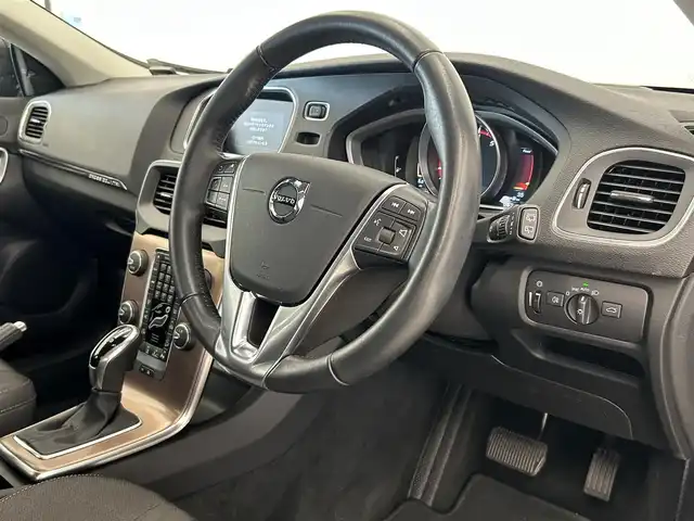 ボルボ Ｖ４０ クロスカントリー T5 AWD モメンタム 岡山県 2019(平31)年 5.2万km リッチジャバメタリック 純正ナビ（フルセグTV.BT.AM.FM.CD.DVD）/リアカメラ/純正アルミホイール18インチ/純正LEDヘッドライト/純正オーディオ/アクティブクルーズコントロール/MTモード付AT/パドルシフト/D席パワーシート/オートライト/オートベンディングライト/ETC/ドラレコ/アンビエントライト/フォグライト